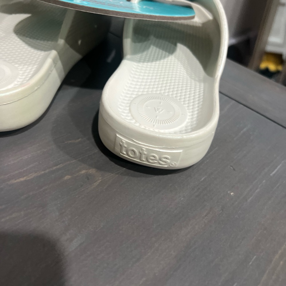 Totes Ivory Slide Sandals with Everywear Technology - Picture 8 of 8